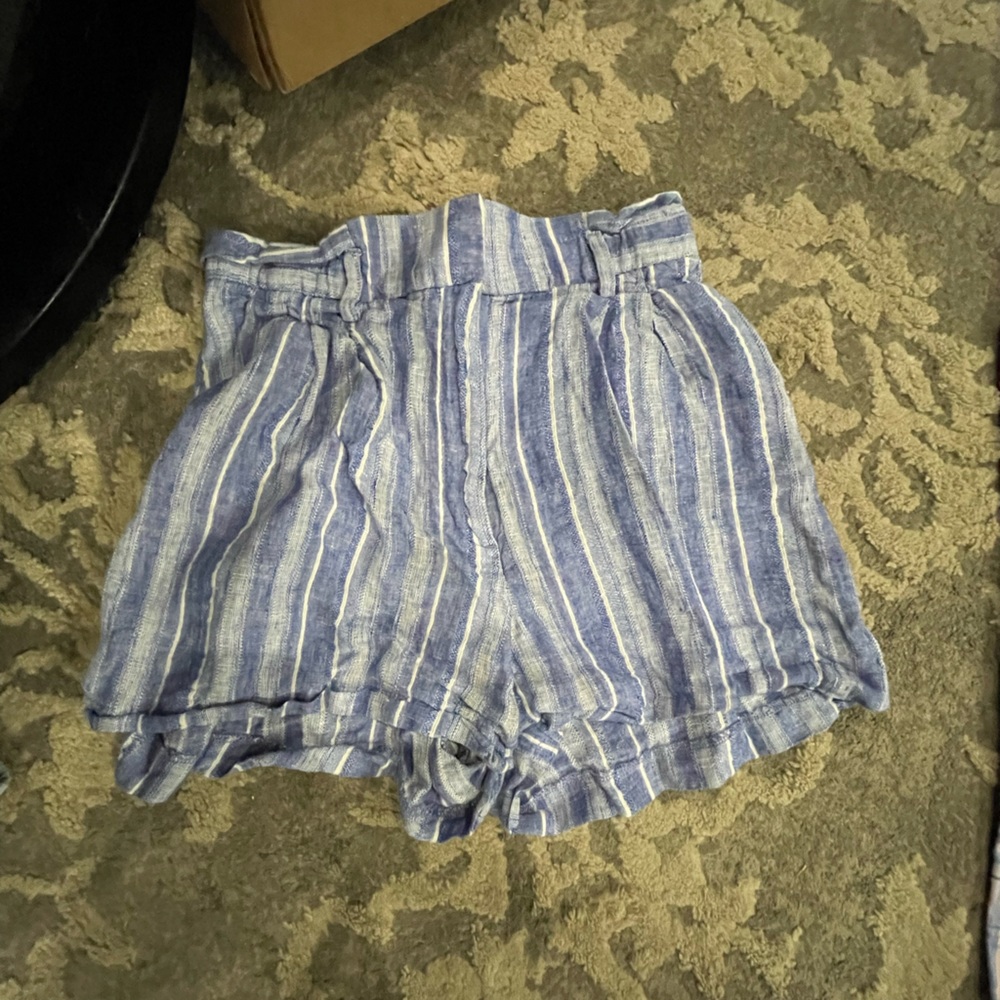 these were in storage that’s why a little wrinkly very comfy linen shorts used